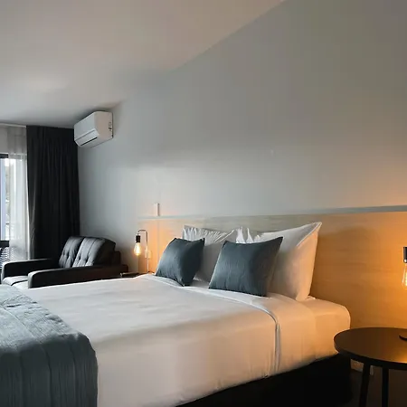 Clearbrook Motel & Serviced Apartments